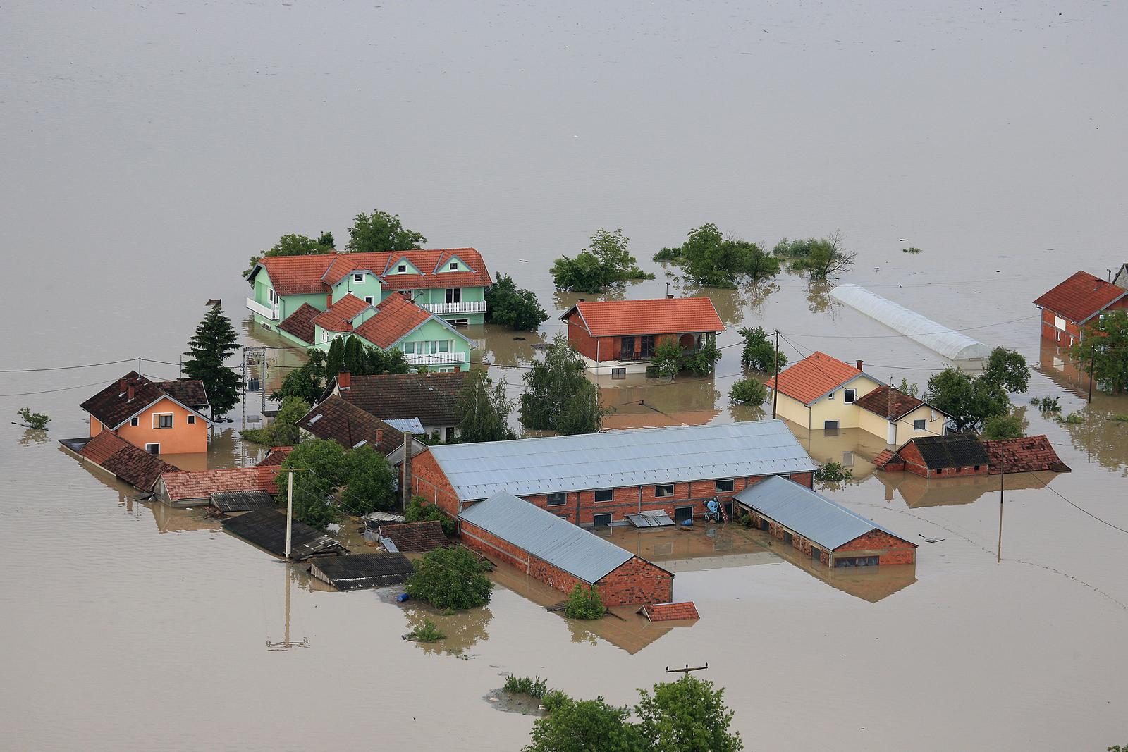 18.05.2014., Gunja, Racinovaci, Rajevo Selo - Probijeni nasipi preplavili najistocniji dio Vukovarsko-srijemske zupanije. Gunja je odsjecena, u nju se moze uci jedino camcima i vojnim vozilima. Voda se popela do krovova kuca. "nPhoto: Davor Javorovic/PIXSELL