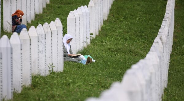 11.07.2023., Sarajevo, Bosna i Hercegovina - Tisuce ljudi stiglo je danas u Potocare na obiljezavanje 28. godisnjice genocida u Srebrenici. Photo: Armin Durgut/PIXSELL