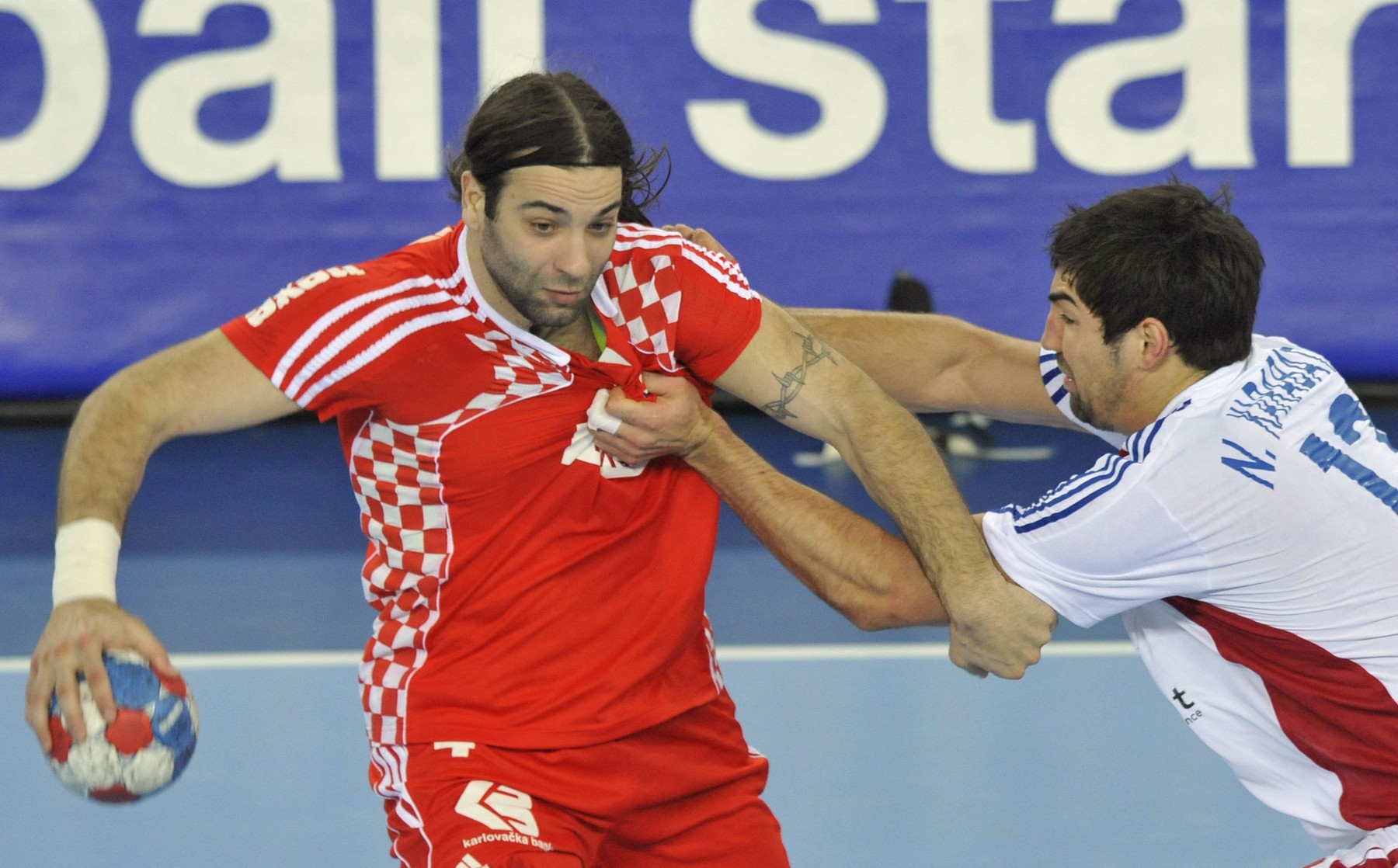 Croatia's Ivano Balic (L) vies with France's Nikola Karabatic during their men's World Championships final match on at the "Arena Zagreb" sports hall February 1, 2009 in Zagreb.  France won 24-19.,Image: 29313320, License: Rights-managed, Restrictions: , Model Release: no, Credit line: ATTILA KISBENEDEK / AFP / Profimedia