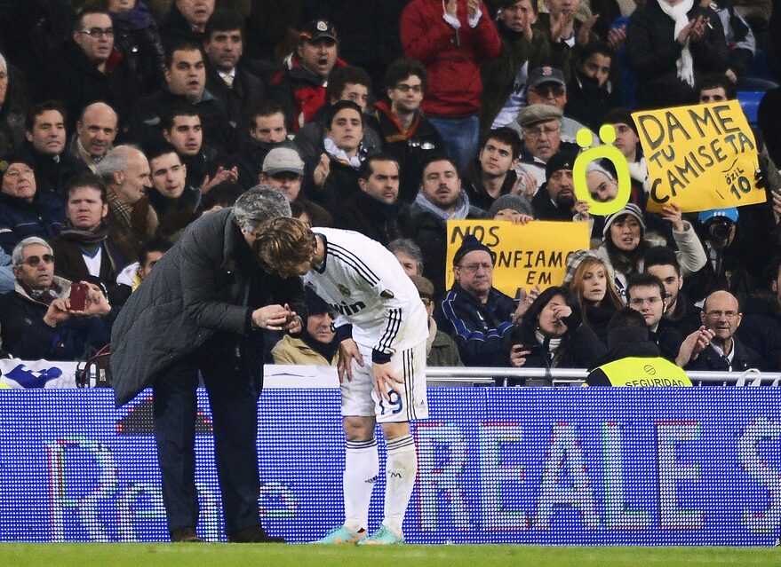 Real Madrid's Portuguese coach Jose Mourinho (L) speaks with Real Madrid's Croatian midfielder Luka Modric (2nd L) as his assistant Aitor Karanka (3rd L) speaks with Real Madrid's Ghanaian midfielder Michael Essien (4th L) during the Spanish Copa del Rey (King's Cup) football match Real Madrid CF vs RC Celta de Vigo at the Santiago Bernabeu stadium in Madrid on January 9, 2013.,Image: 150577732, License: Rights-managed, Restrictions: , Model Release: no, Credit line: PIERRE-PHILIPPE MARCOU / AFP / Profimedia