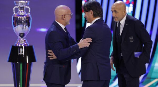 (L to R) Spain's head coach Luis de la Fuente greets Croatia's head coach Zlatko Dalic next to Italy's head coach Luciano Spalletti next to the trophy after the final draw for the UEFA Euro 2024 European Championship football competition in Hamburg, northern Germany on December 2, 2023.,Image: 826197303, License: Rights-managed, Restrictions: , Model Release: no, Credit line: Odd ANDERSEN / AFP / Profimedia