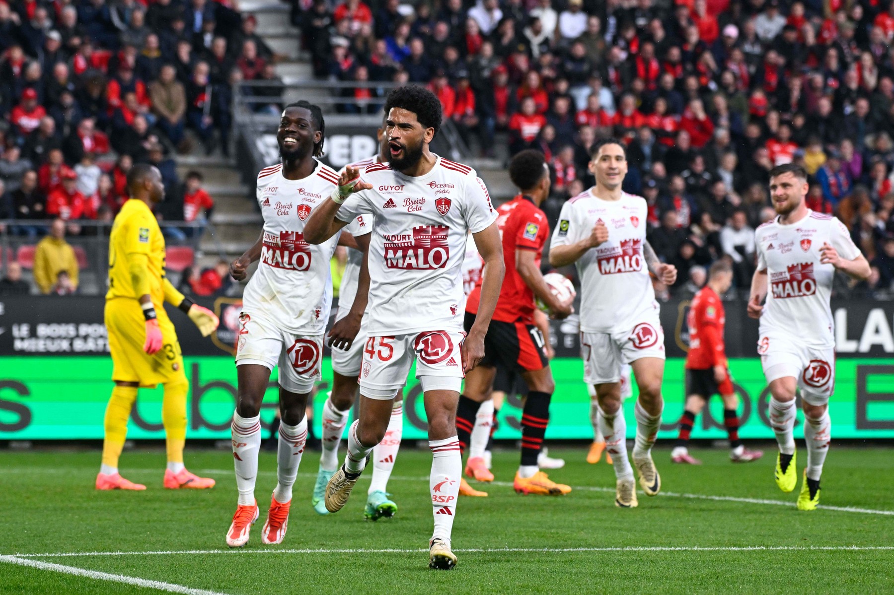 Mahdi CAMARA ( 45 - Brest ) celebrates after scoring during the Ligue 1 match between Stade Rennais FC and Stade Brestois 29 at Roazhon Park on April 28, 2024 in Rennes, France. ( Photo by federico pestellini / panoramic ) -,Image: 868688867, License: Rights-managed, Restrictions: , Model Release: no, Credit line: Federico Pestellini / Panoramic / Profimedia