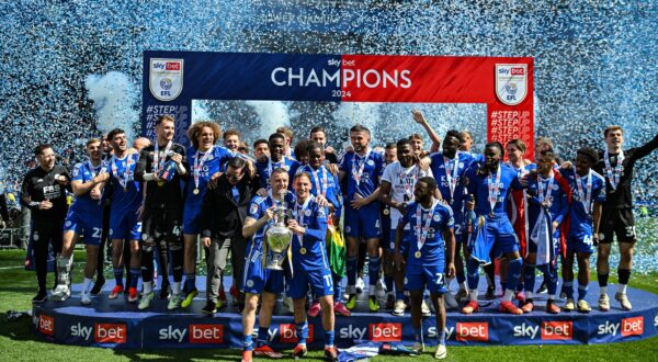4th May 2024; King Power Stadium, Leicester, England; EFL Championship Football, Leicester City versus Blackburn Rovers; The Leicester team celebrate becoming the Sky Bet Championship EFL Champions 2024 with Jamie Vardy and Marc Albrighton holding the trophy,Image: 870216534, License: Rights-managed, Restrictions: , Model Release: no, Credit line: Godfrey Pitt / Actionplus / Profimedia