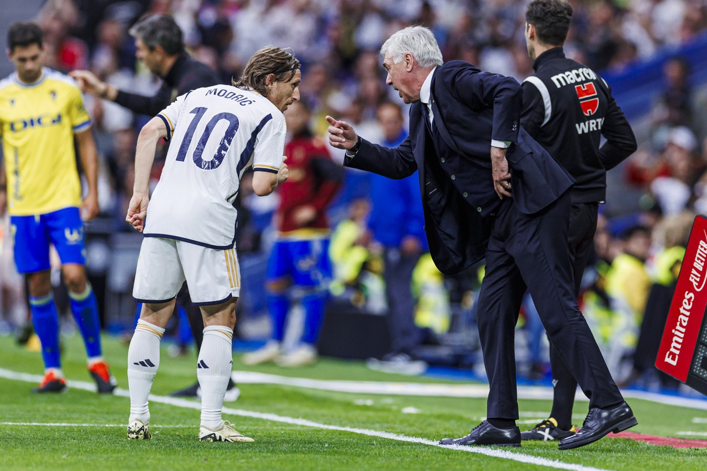 May 4, 2024, Bilbao, Espagne: Carlo Ancelotti head coach of Real Madrid CF give indications to Luka Modric of Real Madrid CF  during the LaLiga EA Sports match between Real Madrid and Cadiz at Santiago Bernabeu Stadium on May 4, 2024 in Madrid, Spain.,Image: 870464127, License: Rights-managed, Restrictions: , Model Release: no, Credit line: Ma De Gracia Jimenez / Zuma Press / Profimedia