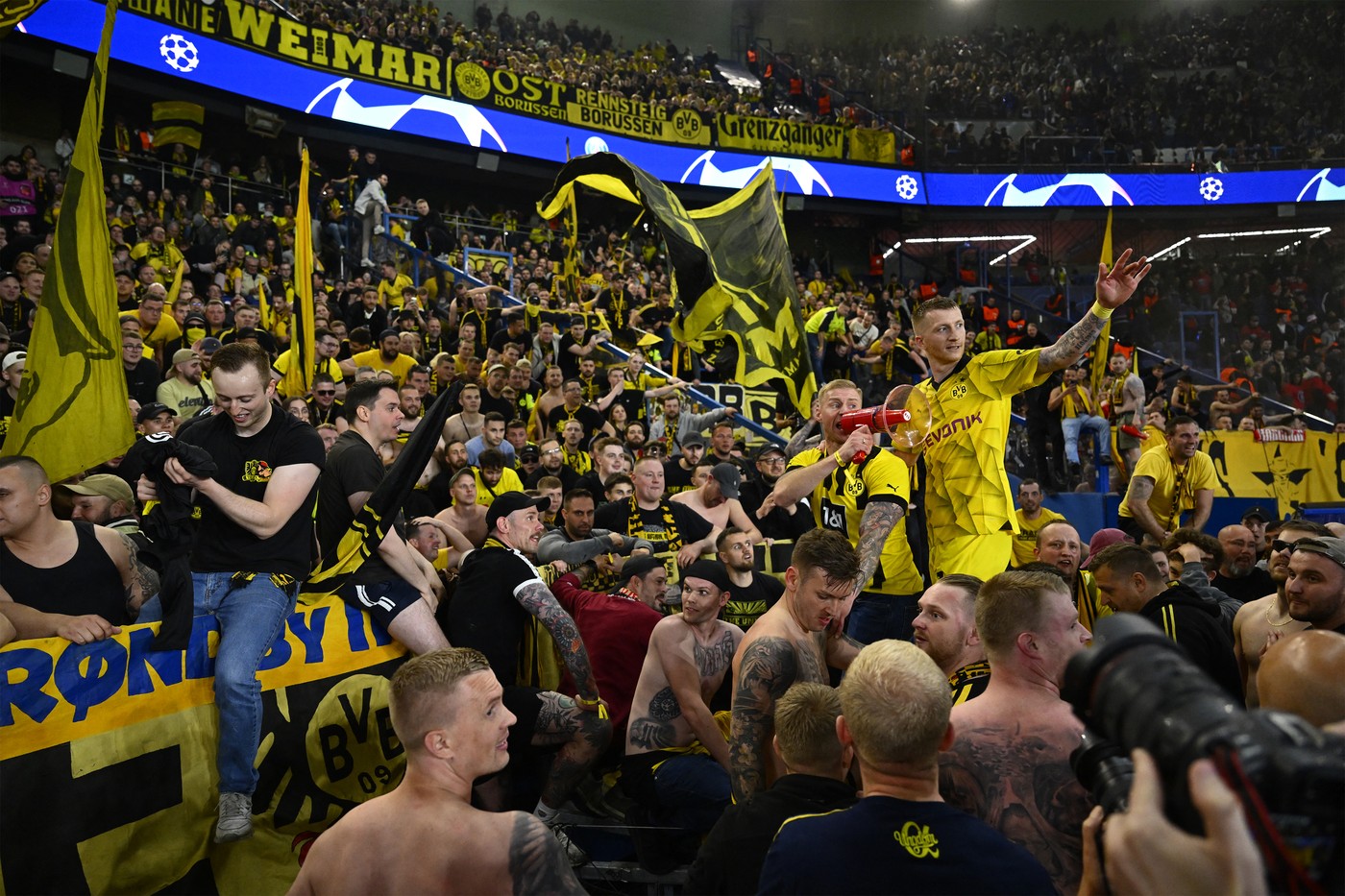 Marco Reus (BD) celebrates with fans the qualification to final at the end of the UEFA Champions League semi-final football match, 2nd leg, between Paris Saint-Germain and Borussia Dortmund at Parc des Princes in Paris, France, on May 7, 2024. Photo Jean-Marie Hervio / KMSP,Image: 871052199, License: Rights-managed, Restrictions: , Model Release: no, Credit line: HERVIO Jean-Marie / AFP / Profimedia