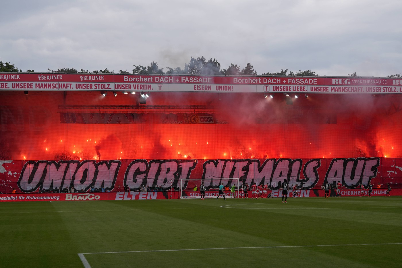 1. Bundesliga, 34.Spieltag, 2023/2024, 1. FC Union Berlin vs. SC Freiburg, 18.05.2024, Stadion An der Alten Foersterei, Berlin, Deutschland - Fanblock Union mit Pyro und Banner UNION GIBT NIEMALS AUF *** 1 Bundesliga, 34 Matchday, 2023 2024, 1 FC Union Berlin vs SC Freiburg, 18 05 2024, Stadion An der Alten Foersterei, Berlin, Germany Fanblock Union with pyro and banner UNION GIBT NIEMALS AUF Copyright: xArnexAmbergx,Image: 874162979, License: Rights-managed, Restrictions: Credit images as "Profimedia/ IMAGO", Model Release: no, Credit line: Arne Amberg / imago sportfotodienst / Profimedia