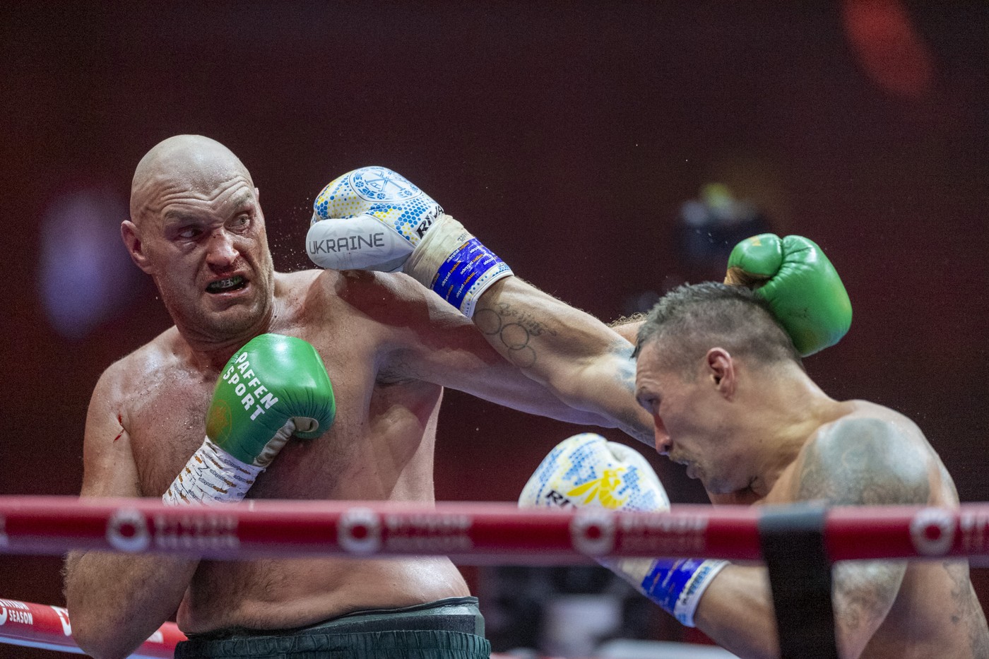 RIYADH, SAUDI ARABIA - MAY 19: Oleksandr Usyk (R) of Ukraine in action against Tyson Fury (L) of United Kingdom during heavyweight boxing world championship fight at Kingdom Arena in Riyadh, Saudi Arabia on May 19, 2024. Mohammed Saad / Anadolu,Image: 874313478, License: Rights-managed, Restrictions: , Model Release: no, Credit line: Mohammed Saad / AFP / Profimedia