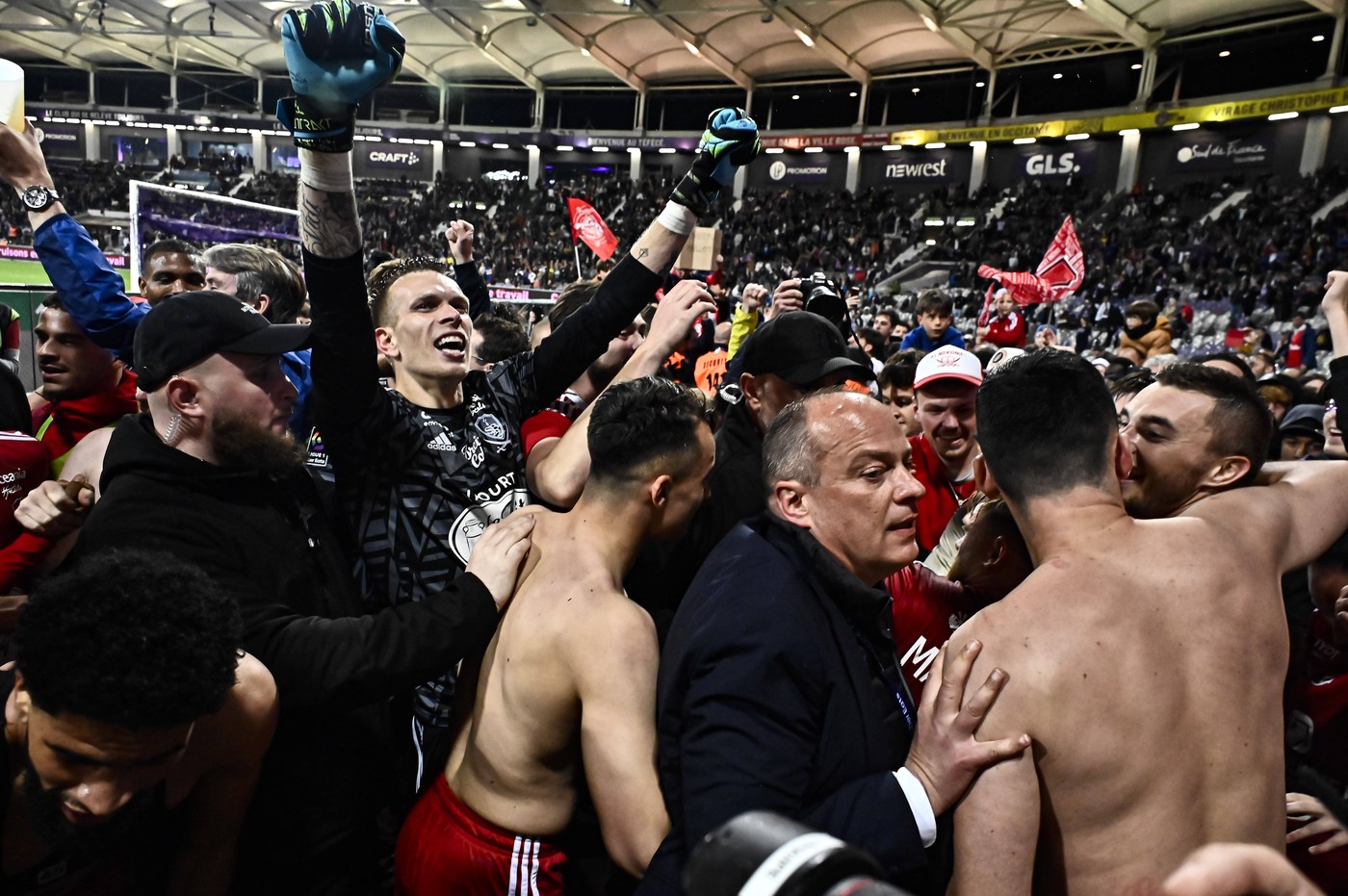 La Joie des Joueurs Brestois et de leur entraineur Eric Roy quand ils apprennent leur qualification pour la Ligue des Champions FOOTBALL : Toulouse vs Brest - Derniere Journee de Ligue1 UBEREATS - Toulouse - 19/05/2024 ThierryBreton/Panoramic,Image: 874761345, License: Rights-managed, Restrictions: PUBLICATIONxNOTxINxFRAxBEL, Credit images as "Profimedia/ IMAGO", Model Release: no, Credit line: Thierry Breton / imago sportfotodienst / Profimedia