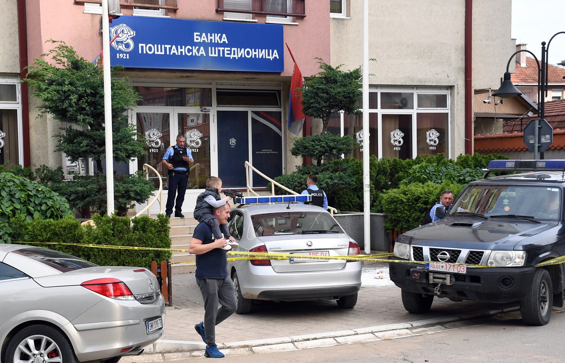 Kosovska policija upada u srpsku Poštansku štedionicu u Sjevernoj Kosovskoj Mitrovici