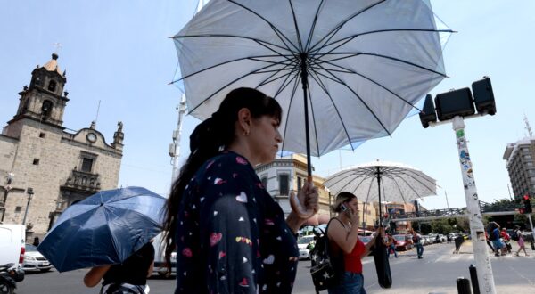 People protect themselves from the sun with an umbrella as they walk during a heat wave hitting the country in Guadalajara, Jalisco State, Mexico, on May 23, 2024.,Image: 875900248, License: Rights-managed, Restrictions: , Model Release: no, Credit line: ULISES RUIZ / AFP / Profimedia