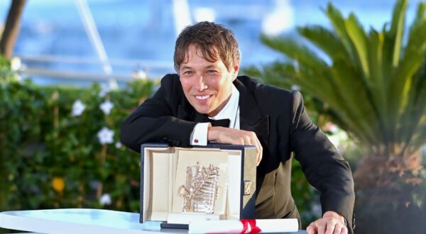 Palme D Or Winners Photocall - The 77th Annual Cannes Film Festival CANNES, FRANCE - MAY 25 Sean Baker pose with the Palme d Or Award for Anora during the Palme D'Or Winners Photocall during the Palme D Or Winners Photocall at the 77th annual Cannes Film Festival at Palais des Festivals on May 25, 2024 in Cannes, France.,Image: 876530488, License: Rights-managed, Restrictions: , Model Release: no, Credit line: MPP / Crystal Pictures / Crystal pictures / Profimedia