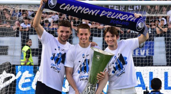 May 26, 2024, Bergamo, Italia: Atalanta's Berat Djimsiti, Atalanta's Mario Pasalic and Atalanta's Marten De Roon with the UEFA Europa League trophy at the end of the Italian Serie A soccer match Atalanta BC vs Torino FC at the Gewiss Stadium in Bergamo, Italy, 26 May 2024..ANSA/MICHELE MARAVIGLIA,Image: 876665731, License: Rights-managed, Restrictions: * Italy Rights Out *, Model Release: no, Credit line: Michele Maraviglia / Zuma Press / Profimedia