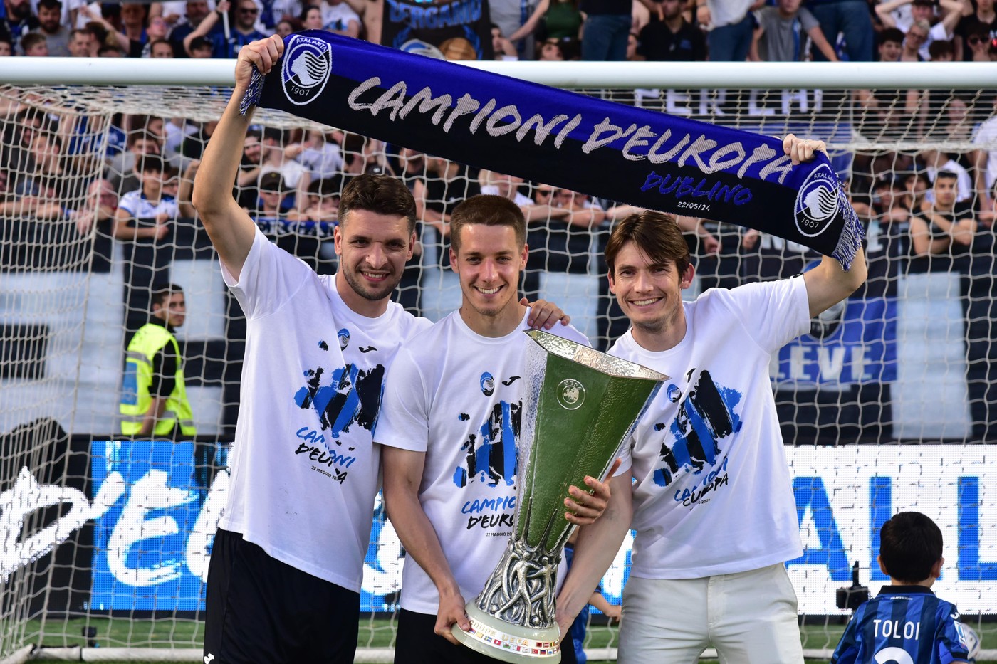 May 26, 2024, Bergamo, Italia: Atalanta's Berat Djimsiti, Atalanta's Mario Pasalic and Atalanta's Marten De Roon with the UEFA Europa League trophy at the end of the Italian Serie A soccer match Atalanta BC vs Torino FC at the Gewiss Stadium in Bergamo, Italy, 26 May 2024..ANSA/MICHELE MARAVIGLIA,Image: 876665731, License: Rights-managed, Restrictions: * Italy Rights Out *, Model Release: no, Credit line: Michele Maraviglia / Zuma Press / Profimedia