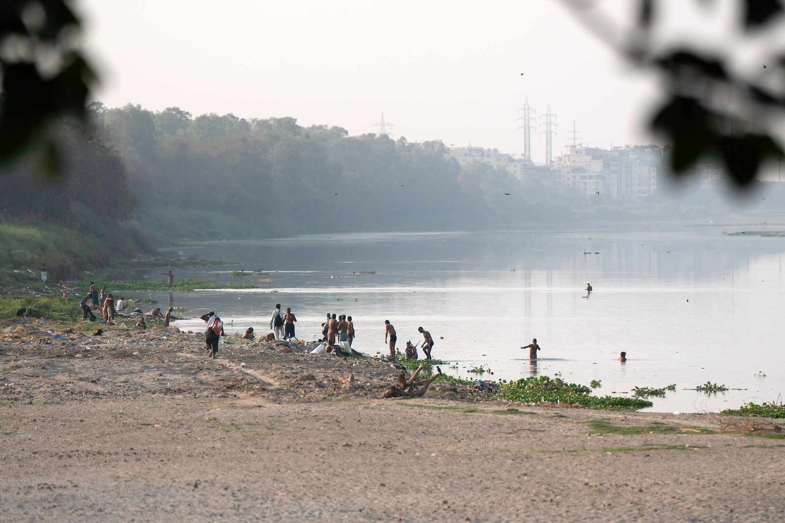 Men cool off along the banks of the river Yamuna, amid the ongoing intense heatwave on a hot summer day, in New Delhi. The national capital and its surroundings battle intense heat, with temperatures soaring to 45°C already. IMD issued red alert till Sunday, anticipating further temperature rise. Heatwave persists, with forecasts of 46°C till May 28. Red alerts also issued for Rajasthan, Punjab, and Haryana.,Image: 877013103, License: Rights-managed, Restrictions: *** World Rights ***, Model Release: no, Credit line: SOPA Images / ddp USA / Profimedia