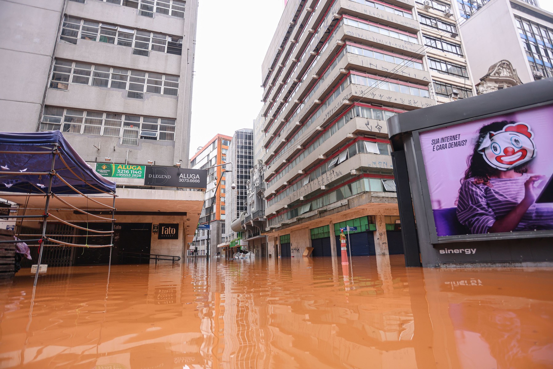 The waters of Guaiba take over the Center in the city of Porto Alegre this Saturday 05/04/2024. A sequence of heavy rains caused by an extreme weather event hit the state of Rio Grande do Sul, causing flooding and flooding, leaving people homeless and dead in different cities, placing the entire region in a state of public calamity. Photo: Maxi Franzoi/AGIF,Image: 870337682, License: Rights-managed, Restrictions: *** World Rights Except Brazil *** BRAOUT, Model Release: no, Credit line: AGIF / ddp USA / Profimedia