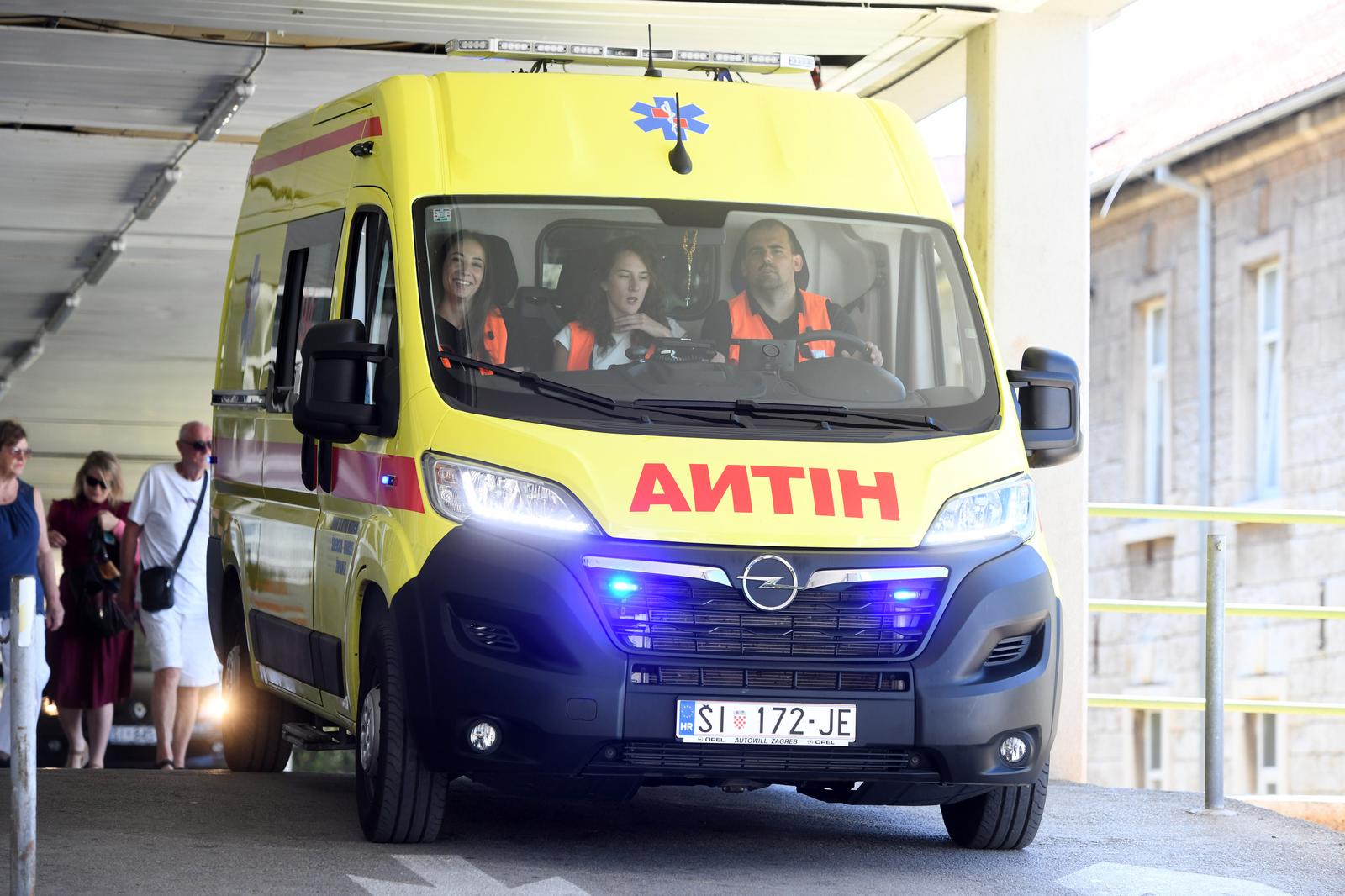 29.06.2023., Sibenik - Prosvjed djelatnika Hitne pomoci ispred zgrade bolnice u Sibeniku. Photo: Hrvoje Jelavic/PIXSELL