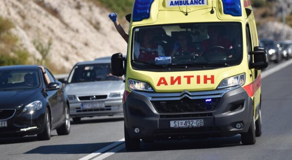 29.07.2017., Sibenik - rZbog smjene gostiju i velikih guzvi na Jadranskoj magistrali vozaci Hitne pomoci moraju na razne nacine dolaziti do odredista. Photo: Hrvoje Jelavic/PIXSELL