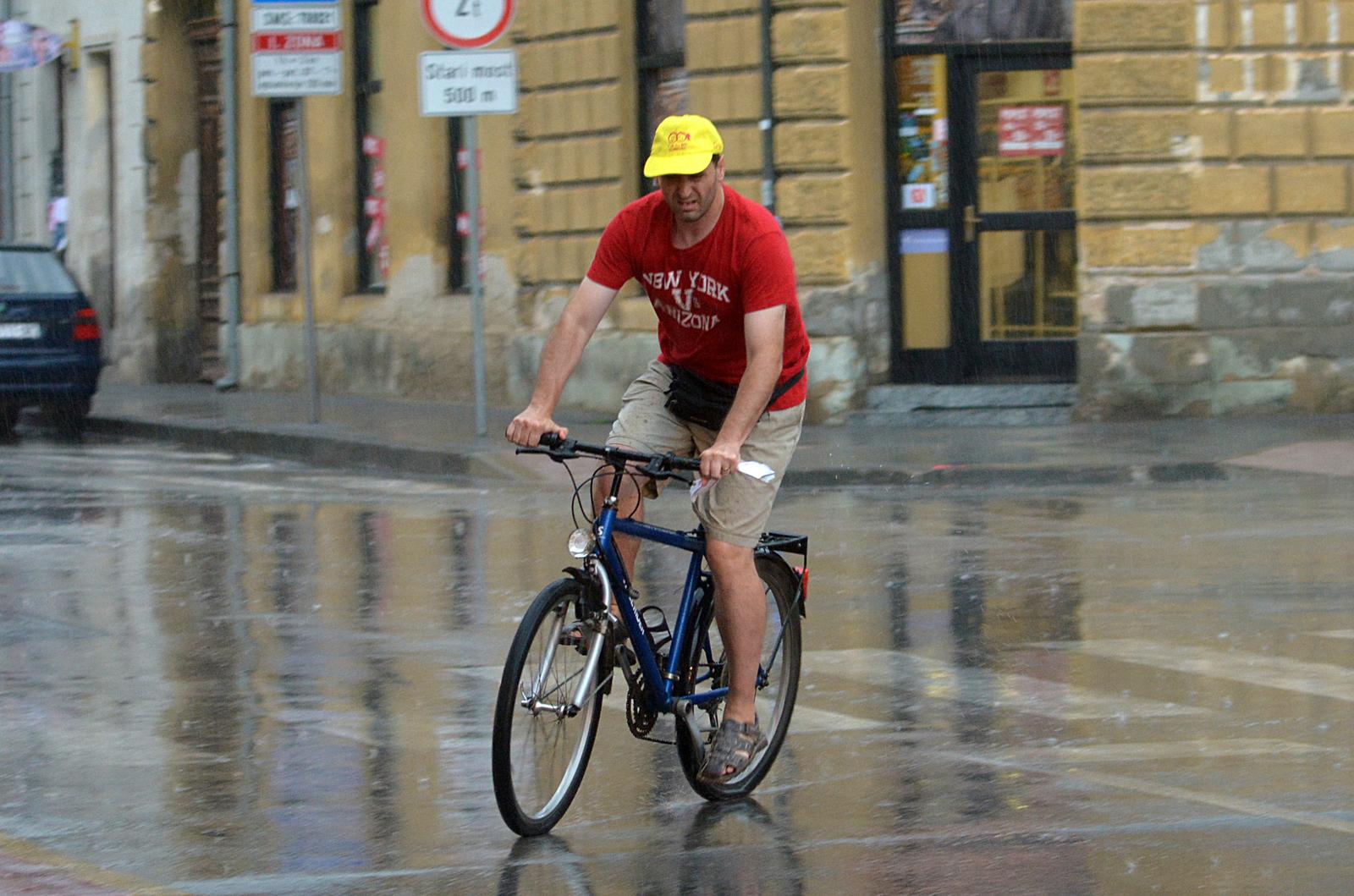 25.07.2016., Sisak - Nakon suncanog i sparnog prijepodneva nad Sisak su se nadvili tamni oblaci iz kojih je ubrzo pocela padati jaka kisa pracena grmljavinom. Photo: Nikola Cutuk/PIXSELL