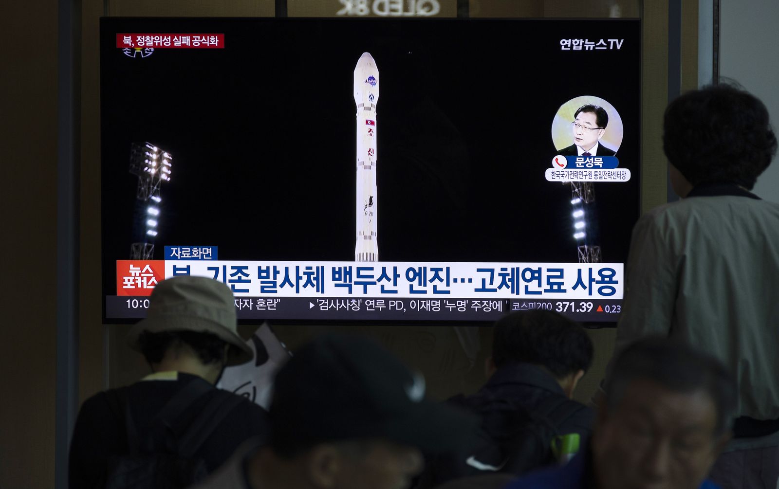 epa11374514 People watch a television screen broadcasting the news of North Korea's alleged launch of their military spy satellite at a station in Seoul, South Korea, 28 May 2024. According to South Korea's Joint Chiefs of Staff (JCS), North Korea latest satellite launch exploded mid-flight on 27 May.  EPA/JEON HEON-KYUN
