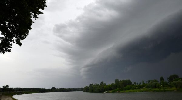21.05.2024., Slavonski Brod - Tamni oblaci iznad grada predvidjaju jace nevrijme. Photo: Ivica Galovic/PIXSELL