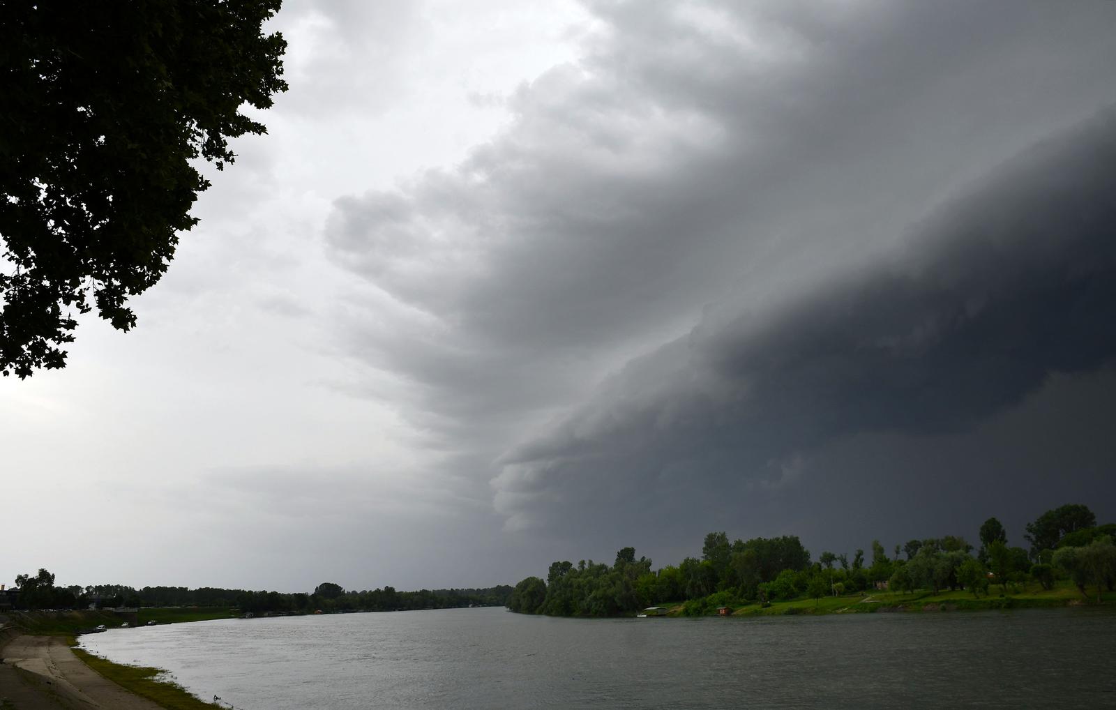 21.05.2024., Slavonski Brod - Tamni oblaci iznad grada predvidjaju jace nevrijme. Photo: Ivica Galovic/PIXSELL