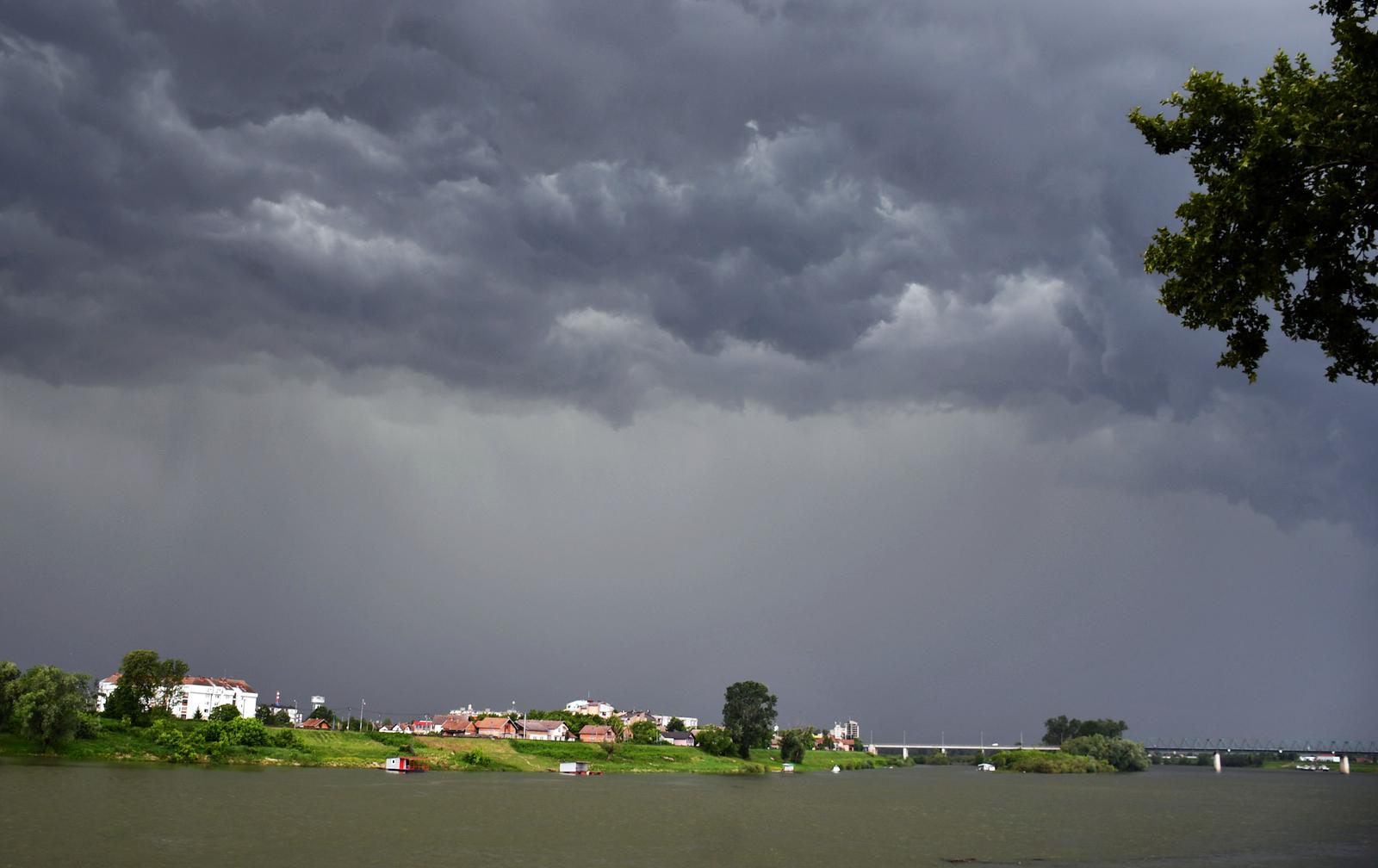 21.05.2024., Slavonski Brod - Tamni oblaci iznad grada predvidjaju jace nevrijme. Photo: Ivica Galovic/PIXSELL