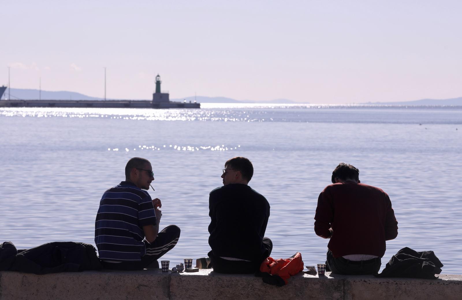 28.12.2023.,Split-Suncan zimski dan izmedju Bozica i Nove godine splicani i njihovi posjetitelji koriste za boravak na otvorenom. Photo: Ivo Cagalj/PIXSELL