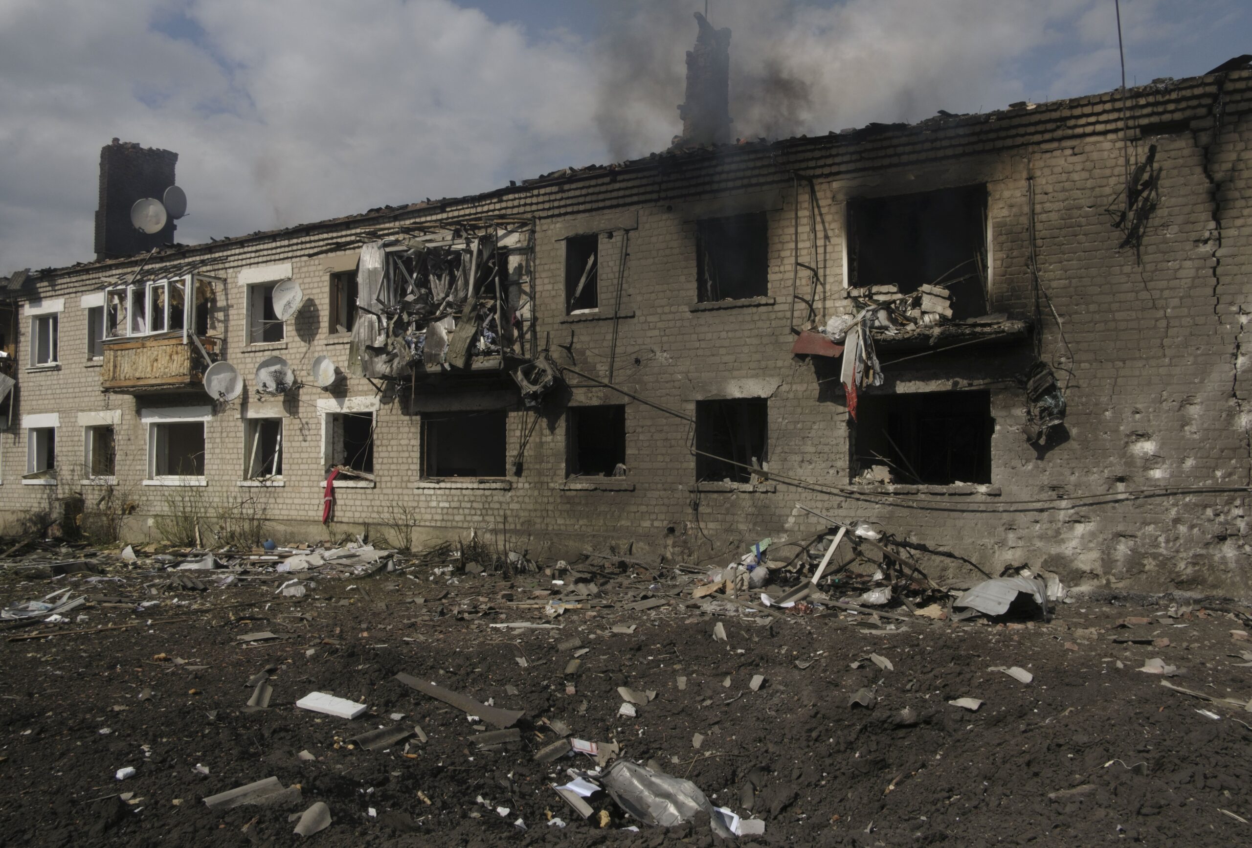 epa11333872 A residential building damaged during recent shelling on the outskirts of Volchansk, Kharkiv region, Ukraine, 11 May 2024, amid the Russian invasion. Some people decided not to evacuate but remain in the village instead, regardless of local authority’s advice. More than 1,700 people were evacuated from border areas in Ukraine's Kharkiv following incursions by the Russian army. According to the head of the Kharkiv Military Administration Oleg Synegubov, Russian troops have increased shelling and are trying to attack Ukrainian positions in the northern Kharkiv area.  EPA/GEORGE IVANCHENKO