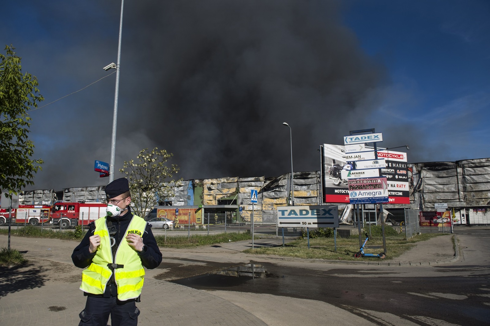 Massive black smoke seen in the sky above the burning Marywilska 44 shopping center in Warsaw. Massive fire at the Marywilska 44 shopping center in Warsaw's Bia?oleka district. According to the State Fire Service, there are 50 fire brigades on site, with a total of nearly 300 firefighters working there, including from the chemical unit. Water is drawn from a nearby canal to extinguish the fire. About 1400 shops are completely burnt down so far. Residents of Warsaw and the surrounding area received a government security center alert, urging them to stay at home and close their windows.,Image: 872200369, License: Rights-managed, Restrictions: *** World Rights ***, Model Release: no, Credit line: SOPA Images / ddp USA / Profimedia