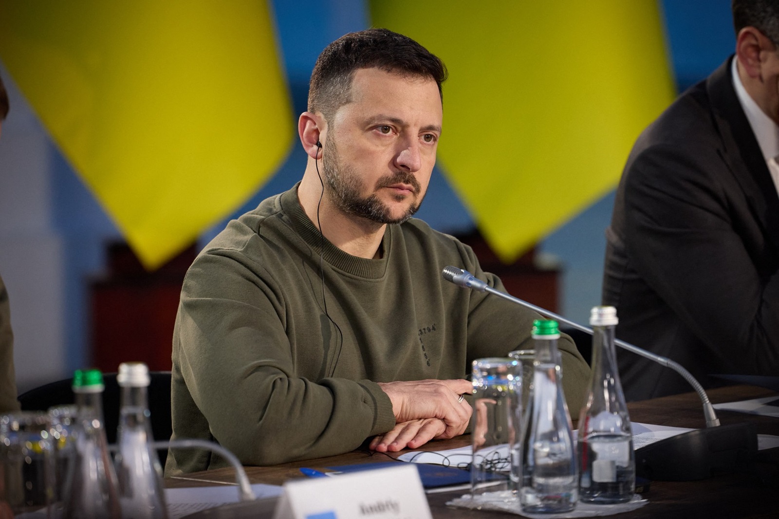 Le président ukrainien Volodymyr Zelensky lors de la réunion avec les ambassadeurs étrangers et ukrainiens à Kiev, le 24 avril 2024. Volodymyr Zelenski a déclaré "S'il vous plaît, répandez la vérité sur la guerre dans vos pays et aidez à renforcer notre défense aérienne". Ukrainian President Volodymyr Zelensky during the meeting with foreign and Ukrainian ambassadors in kyiv, April 24, 2024. Volodymyr Zelensky said "Please spread the truth about the war in your countries and help strengthen our air defense ".,Image: 867800176, License: Rights-managed, Restrictions: , Model Release: no, Credit line: Ukraine Presidency via Bestimage / Bestimage / Profimedia