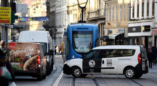 19.11.2021., Zagreb - Svaki dan pjesacku zonu u Ilici okupiraju dostavna vozila, doslovno su shvatili recenicu iz reklame od vrata do vrata, samo su zaboravili da tako ometaju javni gradski prijevoz i pjesacima kretanje po pjesackoj zoni.  Photo: Marko Lukunic/PIXSELL