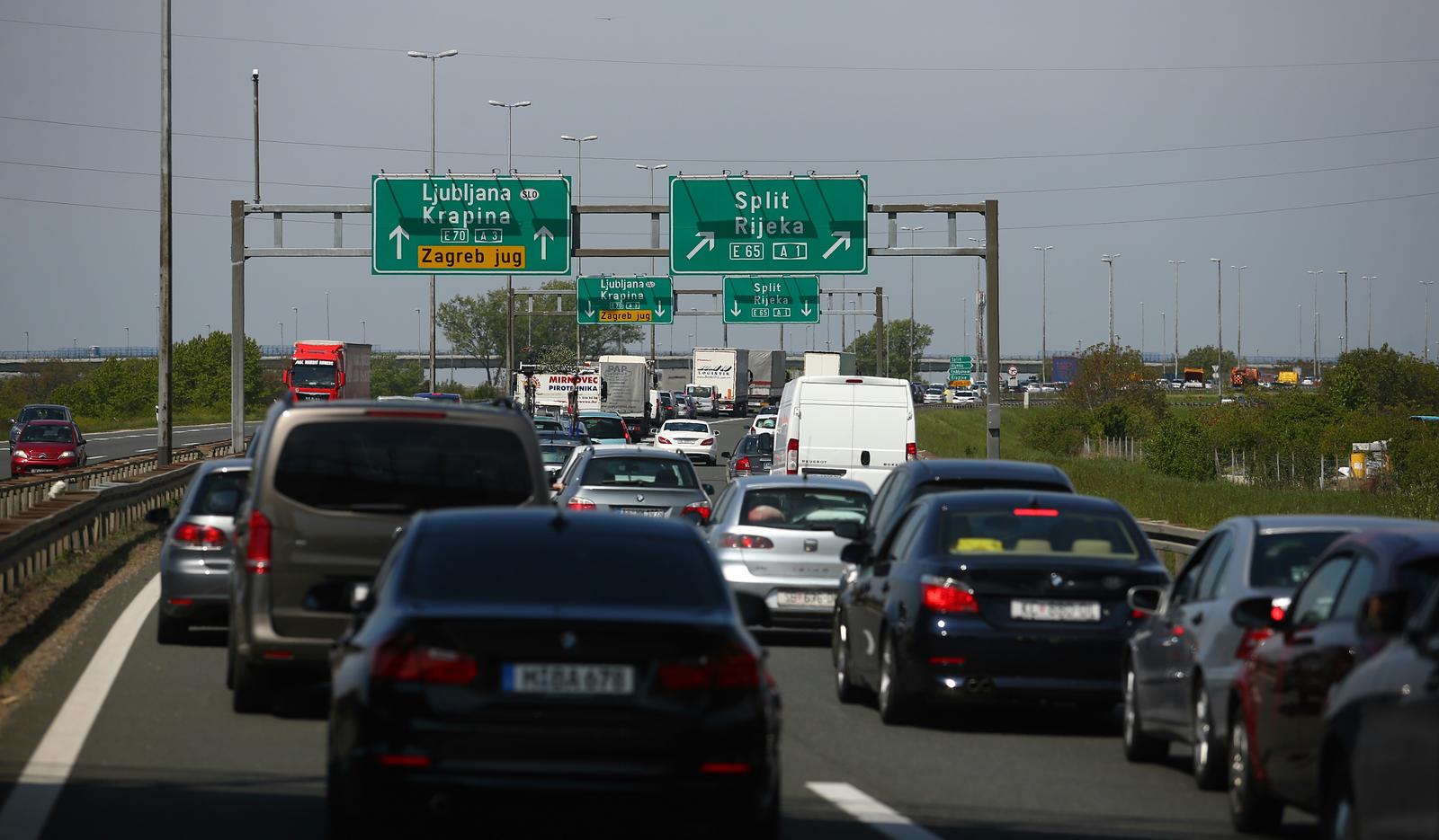 22.04.2017., Zagreb - Dvije osobe ozlijedjene su u sudaru dva automobila na zagrebackoj obilaznici. Automobili su se sudarili kod cvora Lucko nesto prije 10 sati, a ozlijedjeni su prevezeni u bolnicu. Kolona je od Luckog prema Bregani duga 7 kilometara. rPhoto: Zeljko Lukunic/PIXSELL