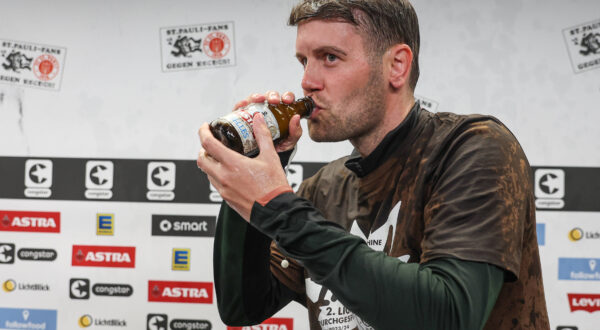 2. Bundesliga - FC St. Pauli - VfL Osnabrück am 12.05.2024 im Millerntor-Stadion in Hamburg Trainer Fabian Hürzeler / Huerzeler / Hurzeler St. Pauli wurde auf der PK mit Bier übergossen und genießt jetzt selber ein Aufstiegsbier / Bier *** 2 Bundesliga FC St Pauli VfL Osnabrück on 12 05 2024 at the Millerntor Stadium in Hamburg Coach Fabian Hürzeler Huerzeler Hurzeler St Pauli was doused with beer at the PK and now enjoys a promotion beer himself Beer MH