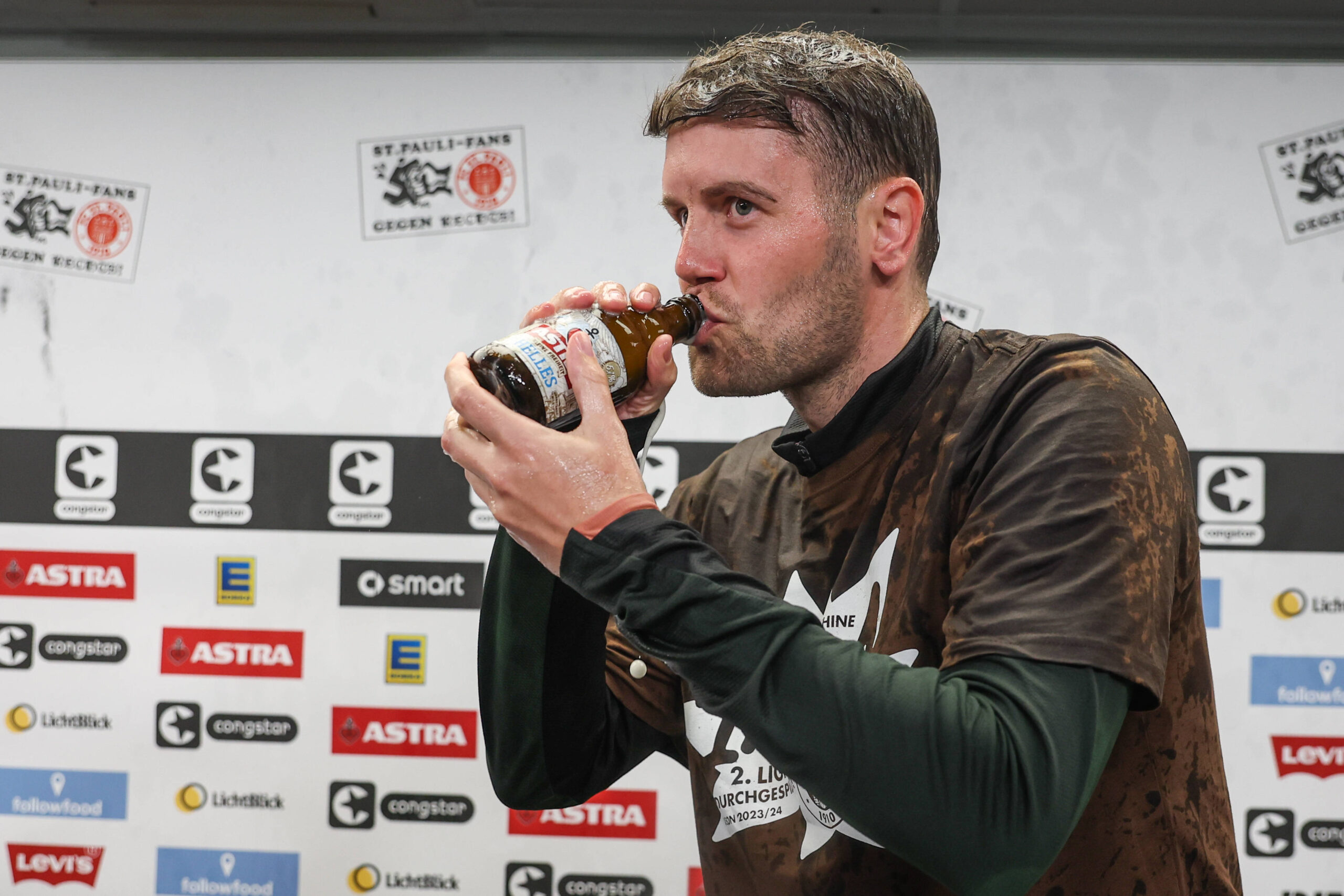 2. Bundesliga - FC St. Pauli - VfL Osnabrück am 12.05.2024 im Millerntor-Stadion in Hamburg Trainer Fabian Hürzeler / Huerzeler / Hurzeler St. Pauli wurde auf der PK mit Bier übergossen und genießt jetzt selber ein Aufstiegsbier / Bier *** 2 Bundesliga FC St Pauli VfL Osnabrück on 12 05 2024 at the Millerntor Stadium in Hamburg Coach Fabian Hürzeler Huerzeler Hurzeler St Pauli was doused with beer at the PK and now enjoys a promotion beer himself Beer MH