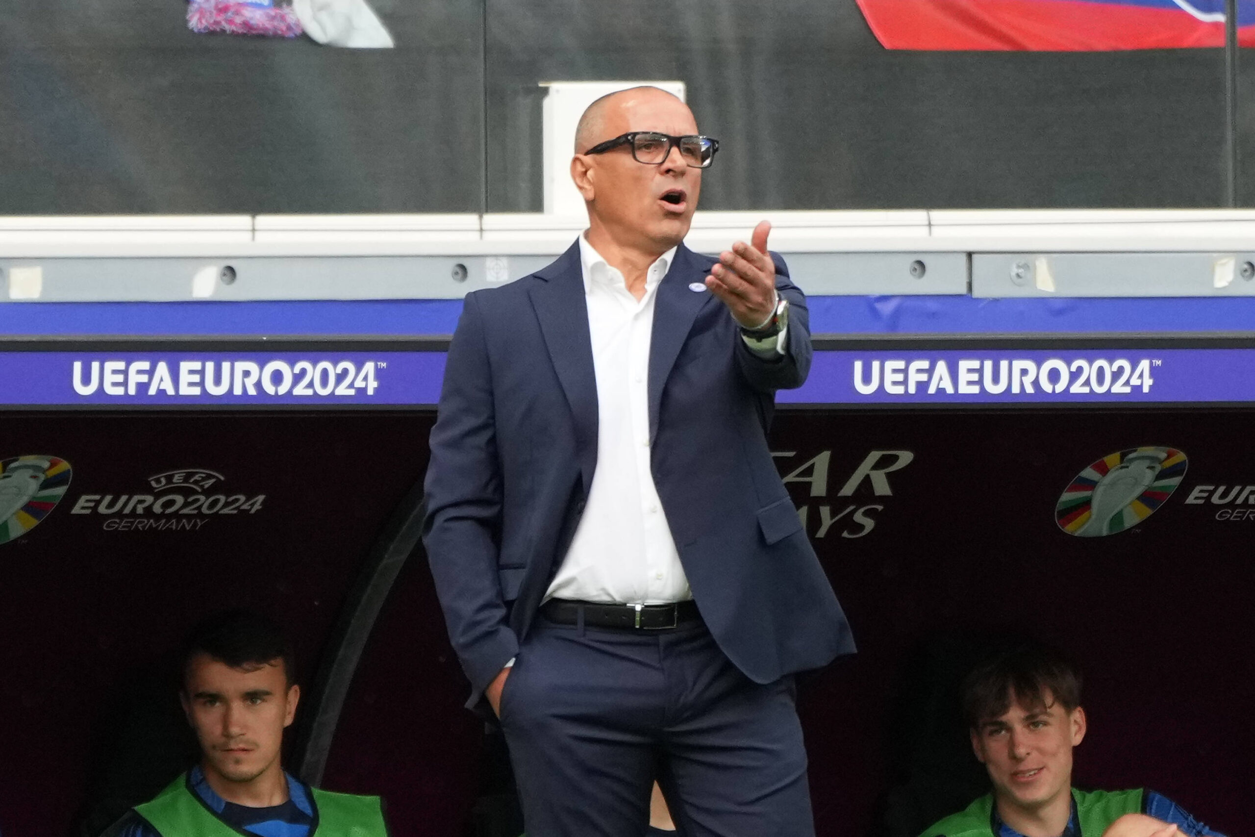 Trainer Francesco Calzona Slowakei, Slovakia gibt Anweisungen - Frankfurt 17.06.2024: Belgien vs Slowakei, EURO2024 M9, Gruppe E, EM-Arena Frankfurt *** Coach Francesco Calzona Slovakia, Slovakia gives instructions Frankfurt 17 06 2024 Belgium vs Slovakia, EURO2024 M9, Group E, EM Arena Frankfurt