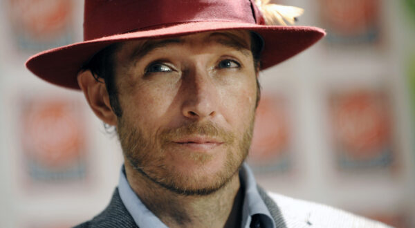 FILE - In this Nov. 24, 2008, file photo, singer Scott Weiland poses before signing copies of his new album, "Happy in Galoshes," in Los Angeles. Weiland, the former frontman for the Stone Temple Pilots and Velvet Revolver, has died. He was 48. The singer's manager confirmed the death to The Associated Press early Friday, Dec. 4, 2015. (AP Photo/Chris Pizzello, File)