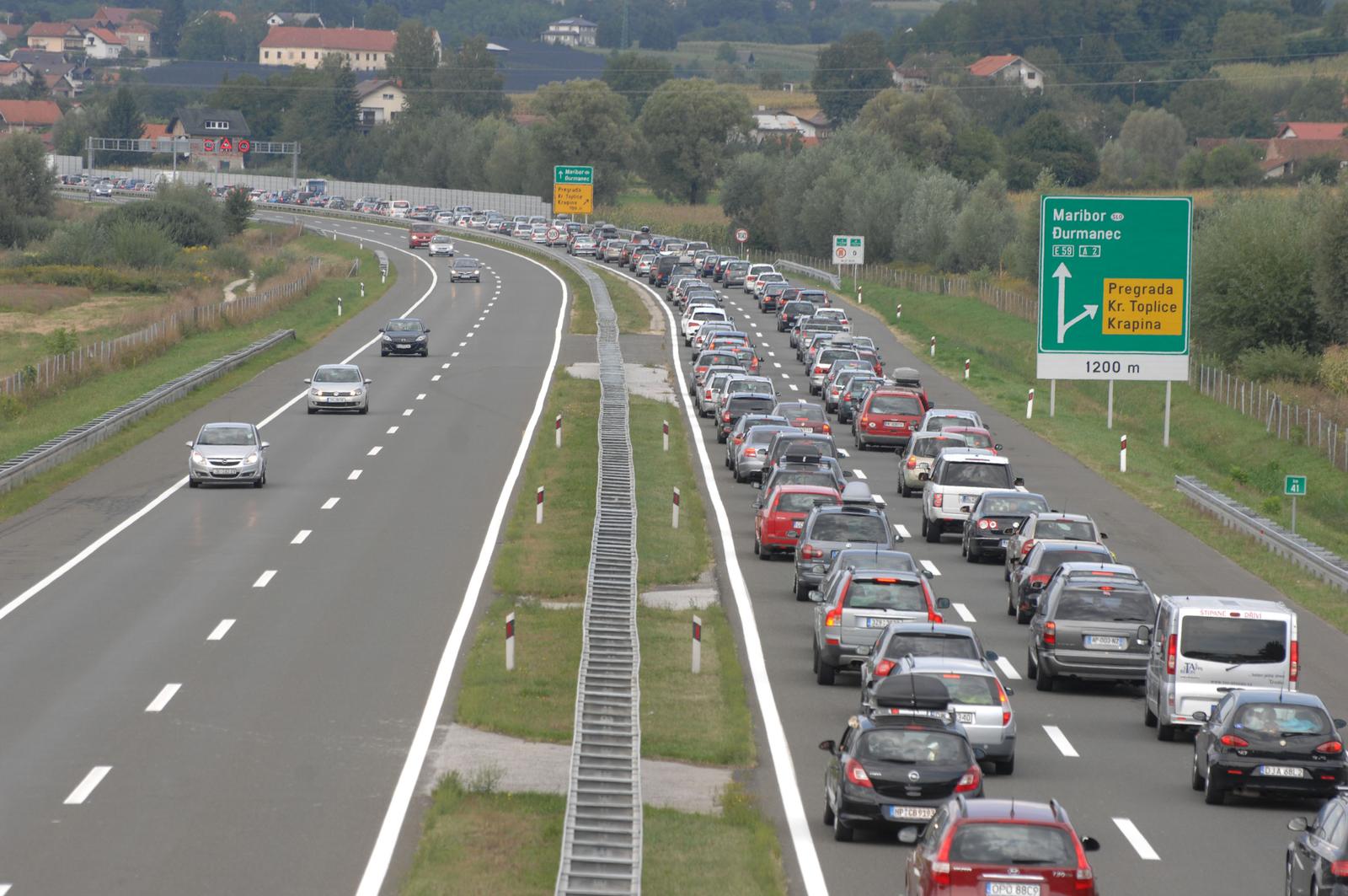 31.08.2013., Krapina - Na autocesti A2 Zagreb-Macelj kod cvora Krapina kolona automobila u smjeru Slovenije dugacka je oko 4 kilometra. rPhoto: Matija Topolovec/PIXSELL