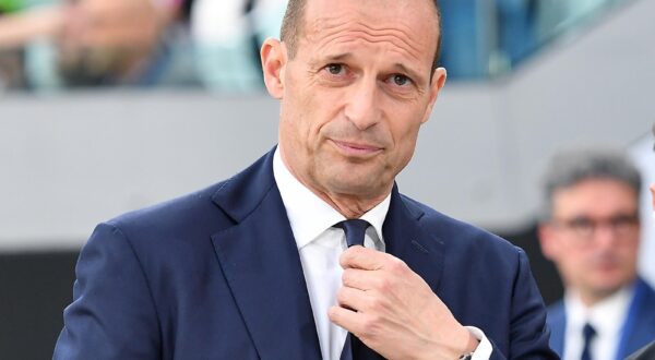 epa11335647 Juventus coach Massimiliano Allegri looks on during the Italian Serie A soccer match between Juventus FC and US Salernitana, in Turin, Italy, 12 May 2024.  EPA/Alessandro Di Marco