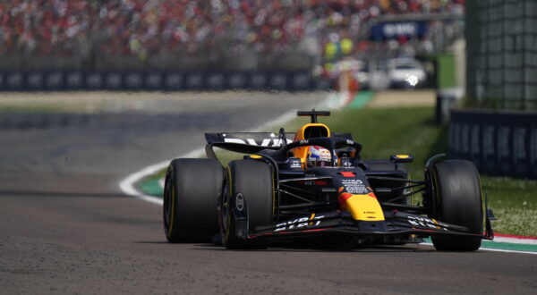 epa11352937 Red Bull Racing driver Max Verstappen of Netherlands in action during the Formula One 1 Grand Prix of the Emilia Romagna in Imola, Italy, 19 May 2024.  EPA/DANILO DI GIOVANNI