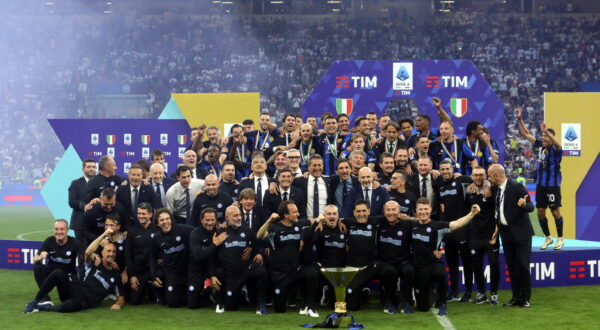 epa11354078 Inter’s players celebrate with the trophy for winning the Italian Championship at the end of the Italian Serie A soccer match between Fc Inter and Lazio at Giuseppe Meazza stadium in Milan, Italy, 19 May 2024.  EPA/MATTEO BAZZI