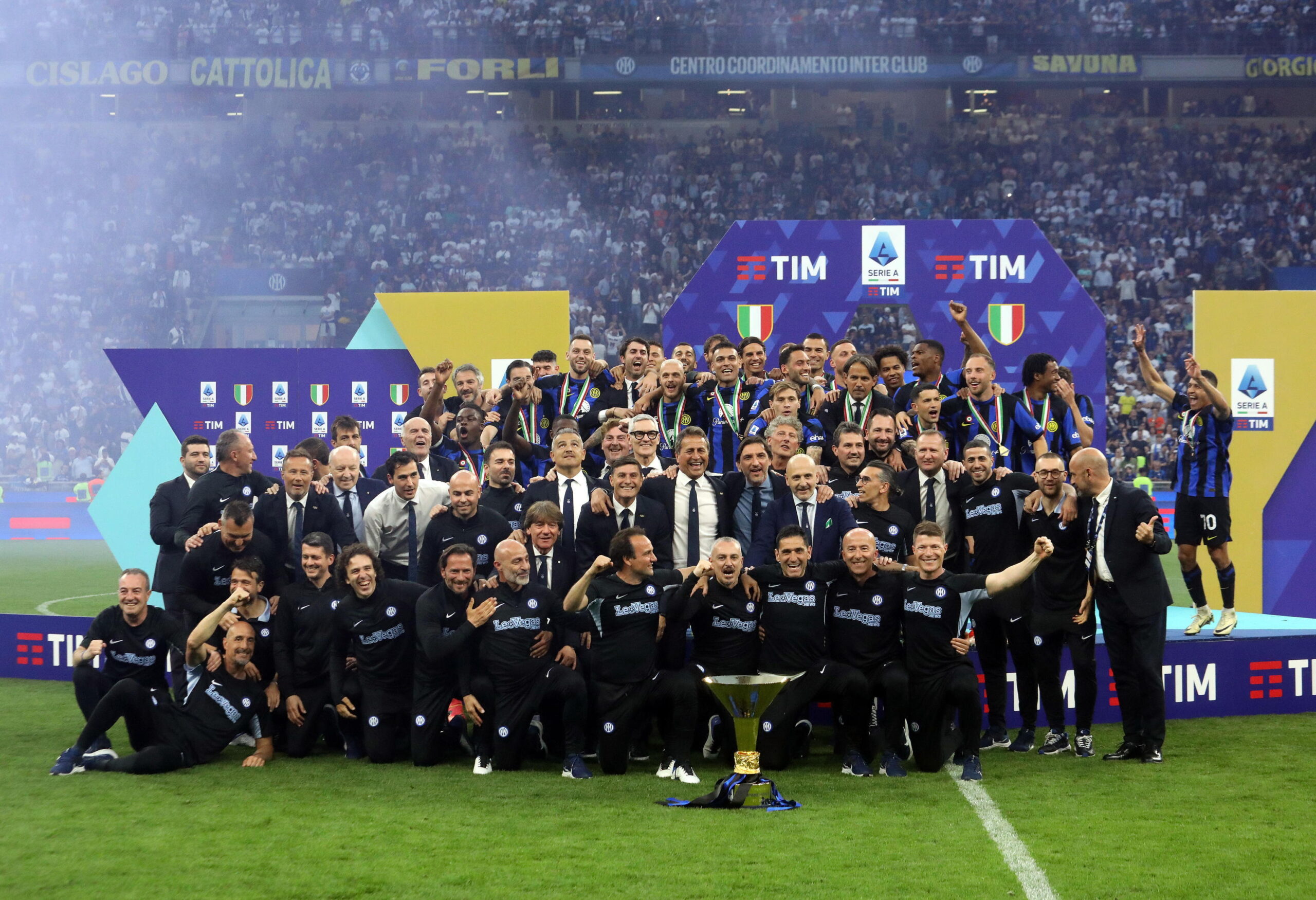 epa11354078 Inter’s players celebrate with the trophy for winning the Italian Championship at the end of the Italian Serie A soccer match between Fc Inter and Lazio at Giuseppe Meazza stadium in Milan, Italy, 19 May 2024.  EPA/MATTEO BAZZI