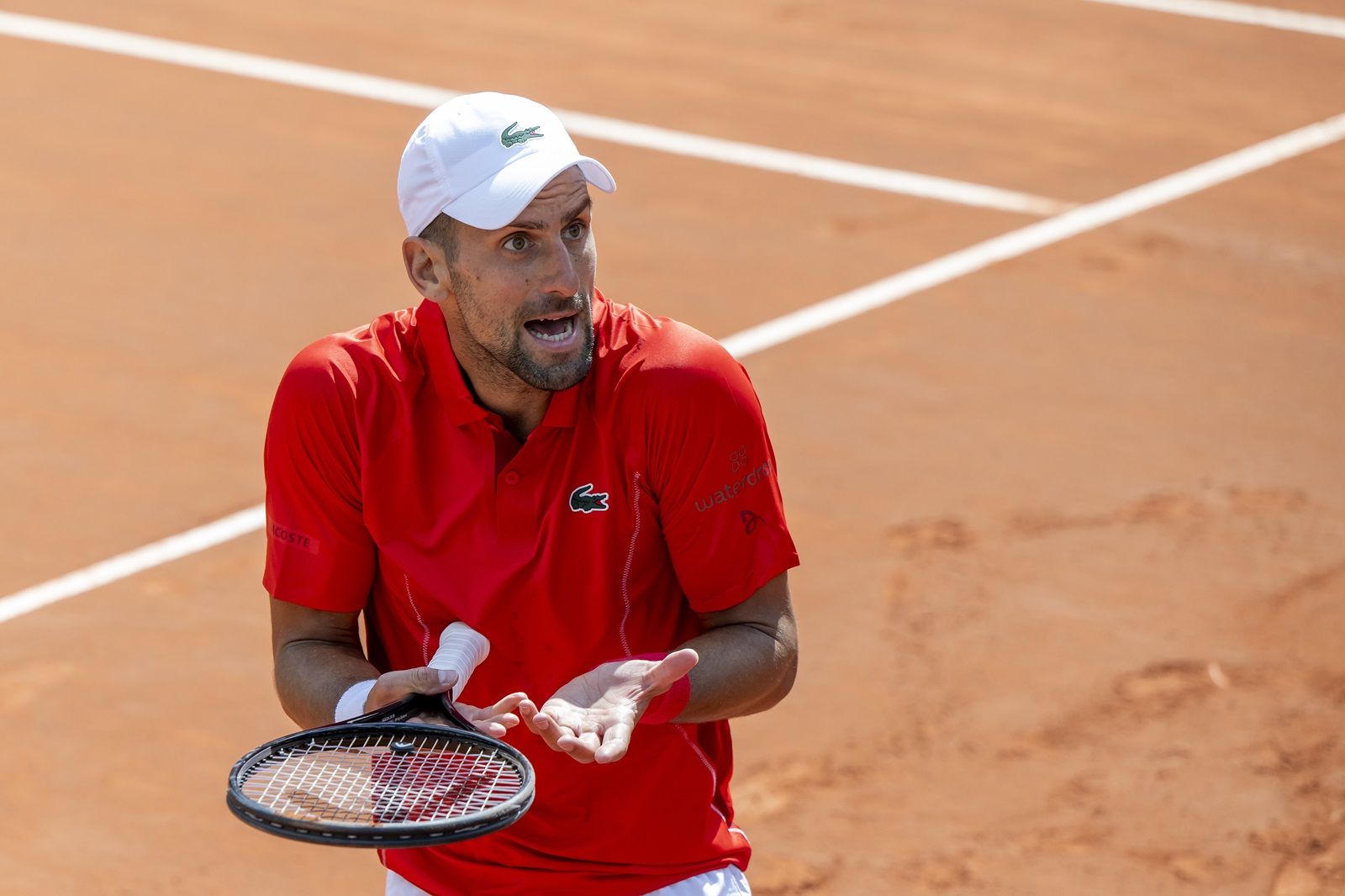 epa11366491 Novak Djokovic of Serbia in action during his semi final match against Tomas Machac of the Czech Republic at the ATP 250 Geneva Open tennis tournament in Geneva, Switzerland, 24 May 2024.  EPA/MARTIAL TREZZINI