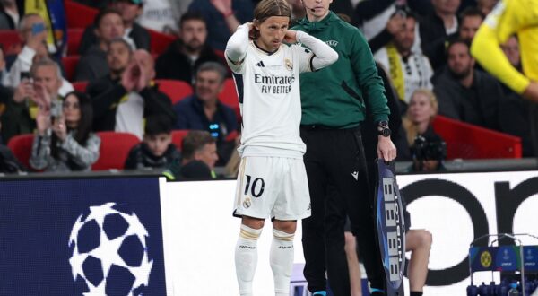 epa11384785 Luka Modric of Real Madrid waits to enter the pitch during the UEFA Champions League final match of Borussia Dortmund against Real Madrid, in London, Britain, 01 June 2024.  EPA/ADAM VAUGHAN