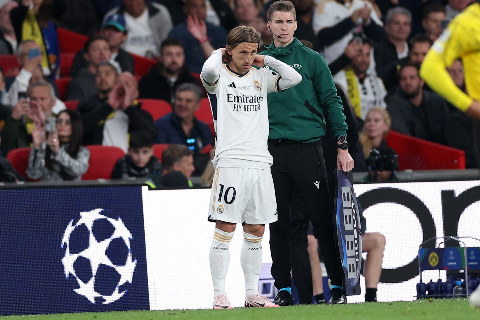 epa11384785 Luka Modric of Real Madrid waits to enter the pitch during the UEFA Champions League final match of Borussia Dortmund against Real Madrid, in London, Britain, 01 June 2024.  EPA/ADAM VAUGHAN