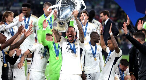 epa11384841 Real Madrid player Joselu lifts the trophy as the team celebrate winning the UEFA Champions League final match of Borussia Dortmund against Real Madrid, in London, Britain, 01 June 2024.  EPA/NEIL HALL
