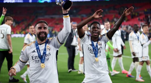 epa11384906 Dani Carvajal of Real Madrid celebrates with the player of the match trophy next to Vinicius Junior after winning the UEFA Champions League final match of Borussia Dortmund against Real Madrid, in London, Britain, 01 June 2024. Real Madrid wins their 15th UEFA Champions League.  EPA/ADAM VAUGHAN