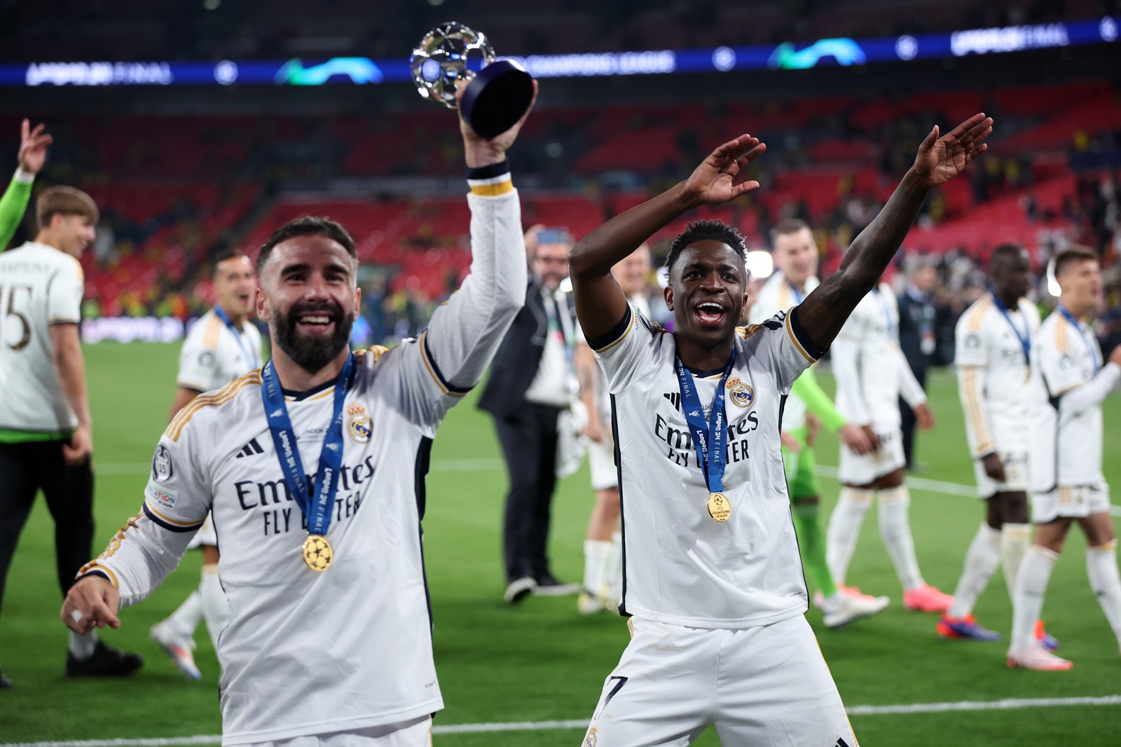 epa11384906 Dani Carvajal of Real Madrid celebrates with the player of the match trophy next to Vinicius Junior after winning the UEFA Champions League final match of Borussia Dortmund against Real Madrid, in London, Britain, 01 June 2024. Real Madrid wins their 15th UEFA Champions League.  EPA/ADAM VAUGHAN