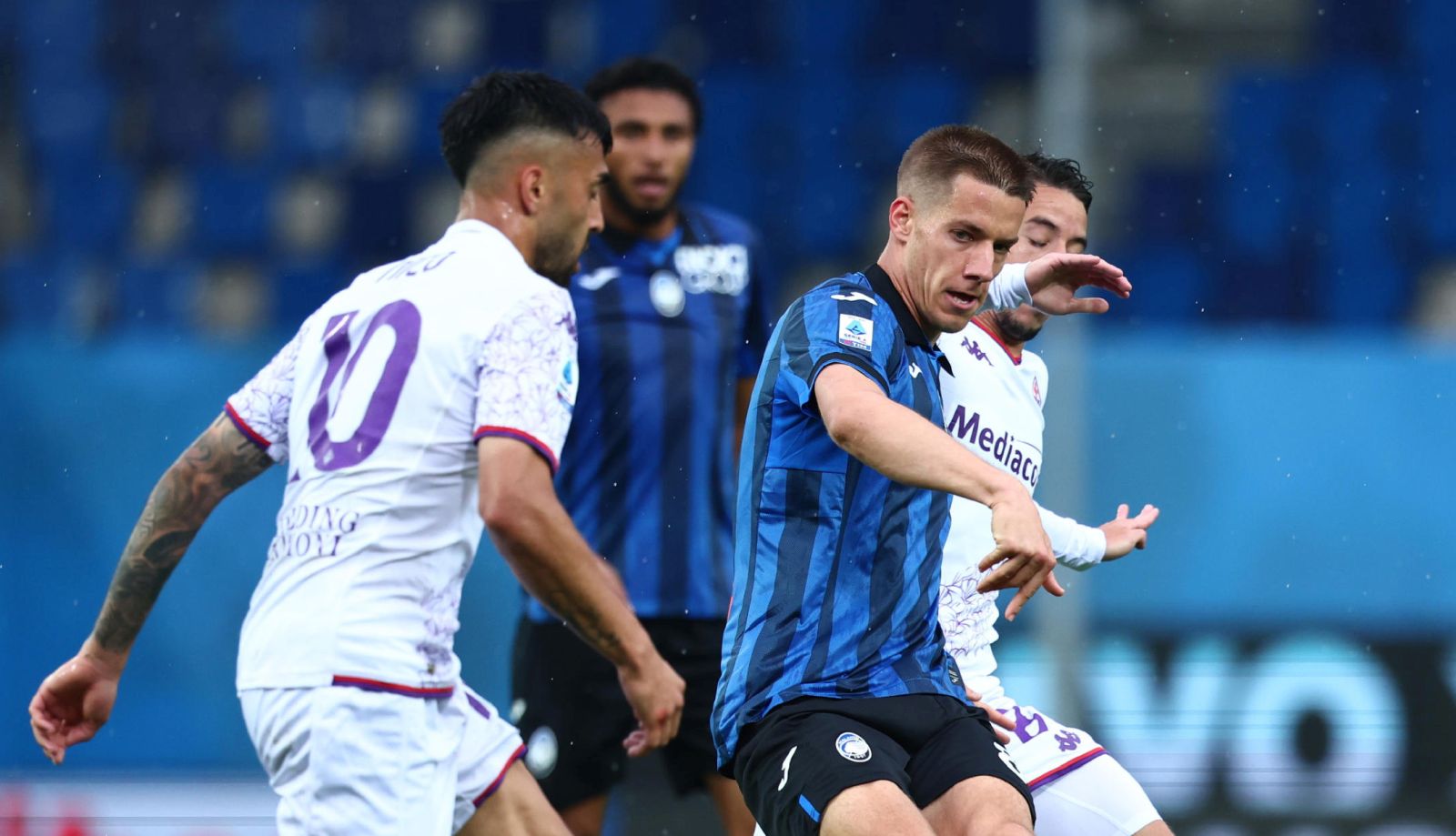 epa11386165 Atalanta's Mario Pasalic and Fiorentina's Nicolas Ivan Gonzalez in action during the Italian Serie A soccer match of Atalanta BC aganist ACF Fiorentina, in Bergamo, Italy, 02 June 2024.  EPA/MICHELE MARAVIGLIA