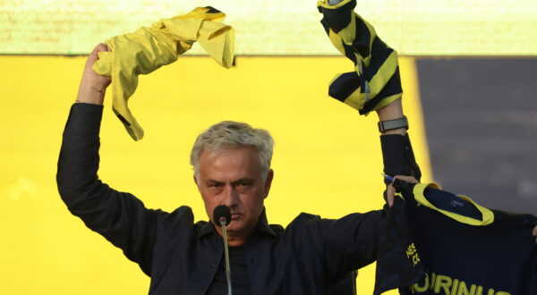 epa11386179 Jose Mourinho (C) waves to fans as he is presented as Fenerbahce's new head coach during a ceremony at the Ulker Stadium in Istanbul, Turkey, 02 June 2024. Jose Mourinho signs a two-year contract with Fenerbahce.  EPA/ERDEM SAHIN