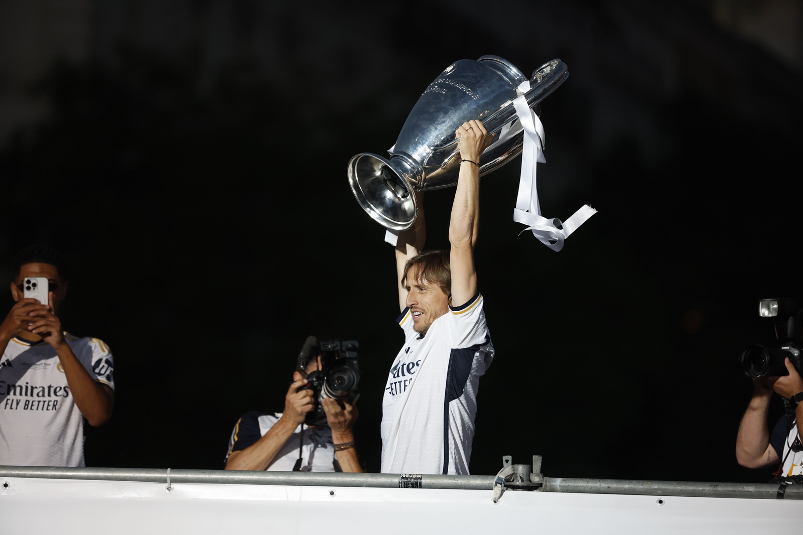 epa11386399 Real Madrid's Luka Modric poses with the UEFA Champions League trophy during an open-top bus parade of the team in Madrid, Spain, 02 June 2024. Real Madrid won the UEFA Champions League 2024 final soccer match against Borussia Dortmund on 01 June 2024.  EPA/JuanJo Martin